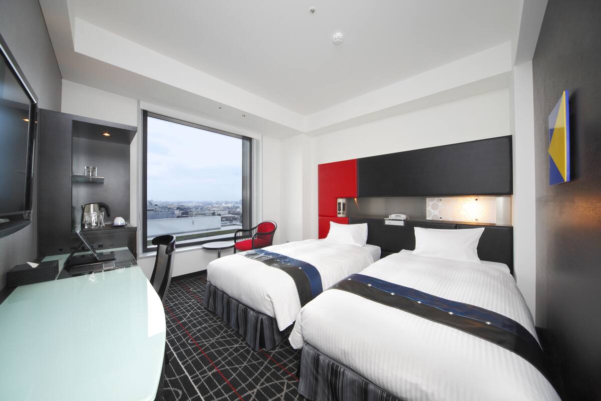 Premium bedding, in-room safe, blackout drapes, soundproofing