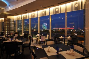 Petit déjeuner, déjeuner et dîner servis sur place