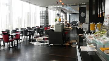 Desayuno buffet diario (JPY 3500 por persona)