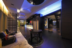 Coin salon dans le hall