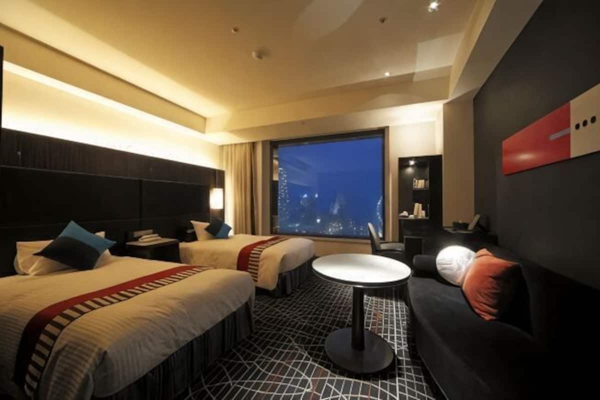 Premium bedding, in-room safe, blackout curtains, soundproofing