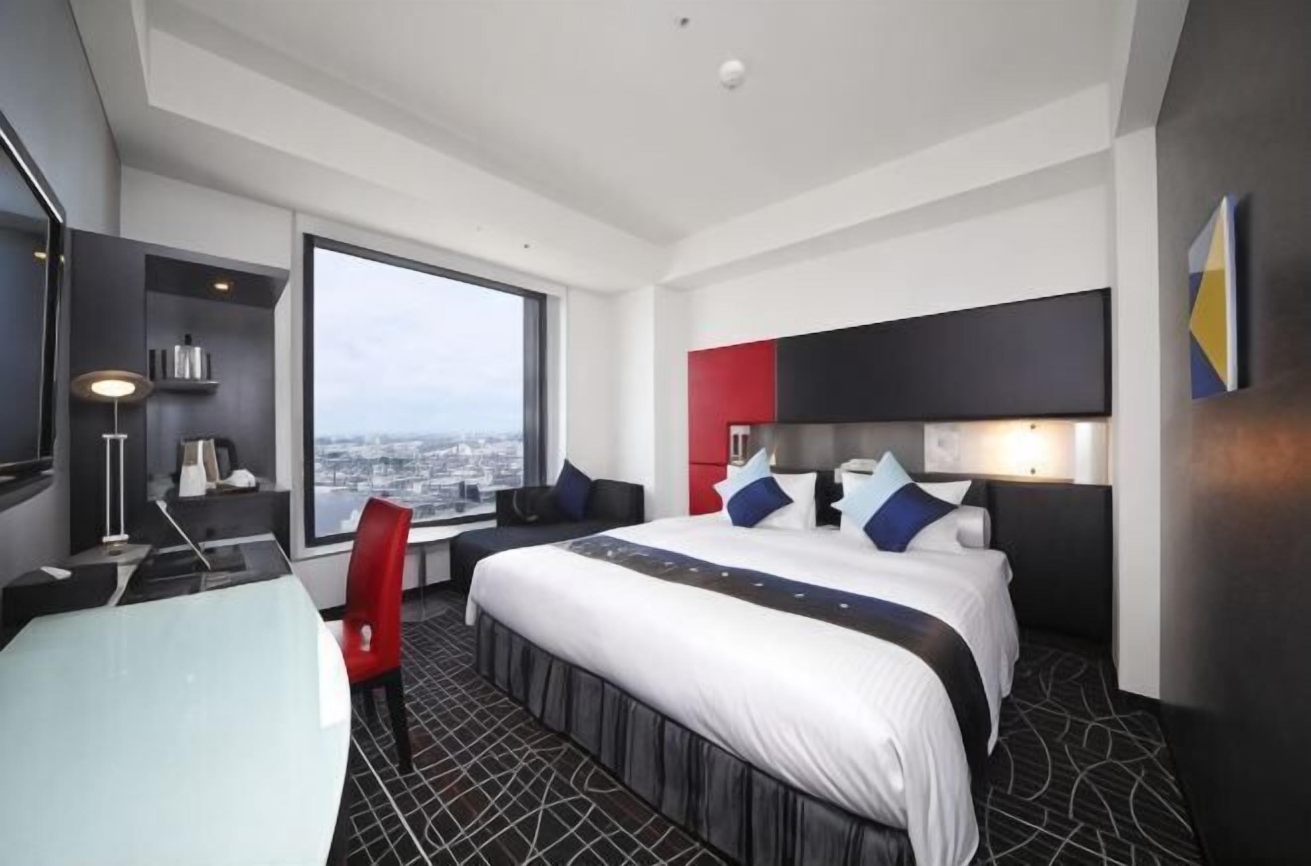 Premium bedding, in-room safe, blackout drapes, soundproofing