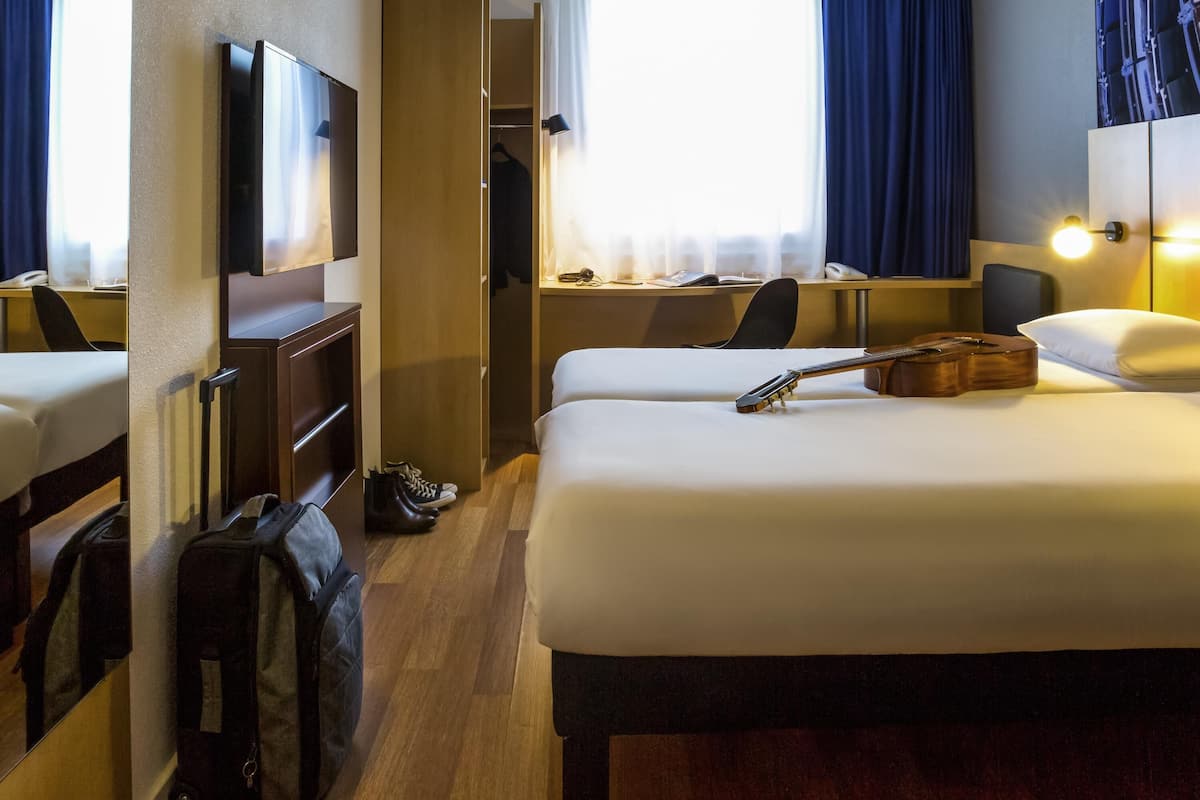 Habitació amb dos llits individuals, 2 llits individuals | Caixa forta a l'habitació, escriptori i cortines opaques