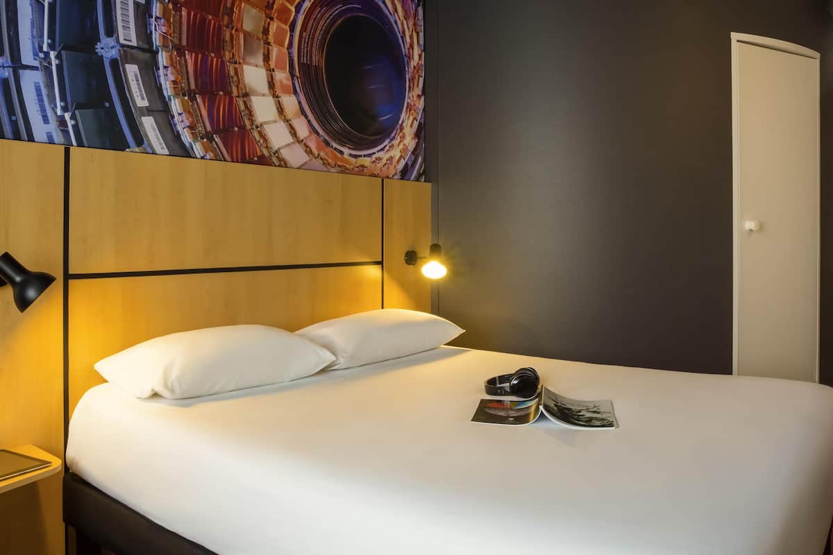 Double Room, 1 Double Bed | In-room safe, desk, blackout drapes, soundproofing