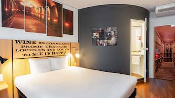 Pengeskab på værelset, skrivebord, mørklægningsgardiner, lydisolering