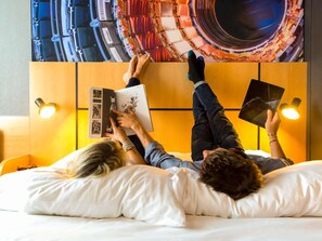 Caja de seguridad en la habitación, escritorio y cortinas blackout