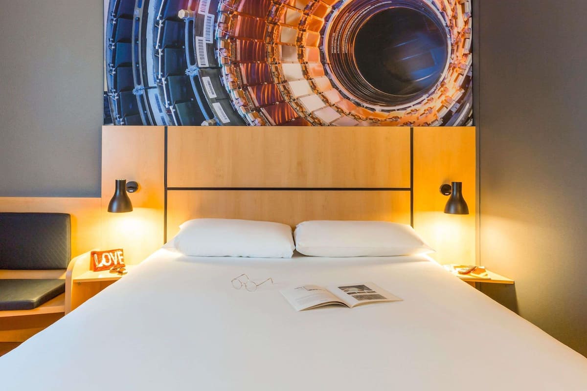 ツインルーム シングルベッド 2 台 | セーフティボックス (室内)、デスク、遮光カーテン、防音設備