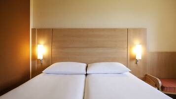 Twin Room, 2 Twin Beds | In-room safe, desk, blackout drapes, soundproofing