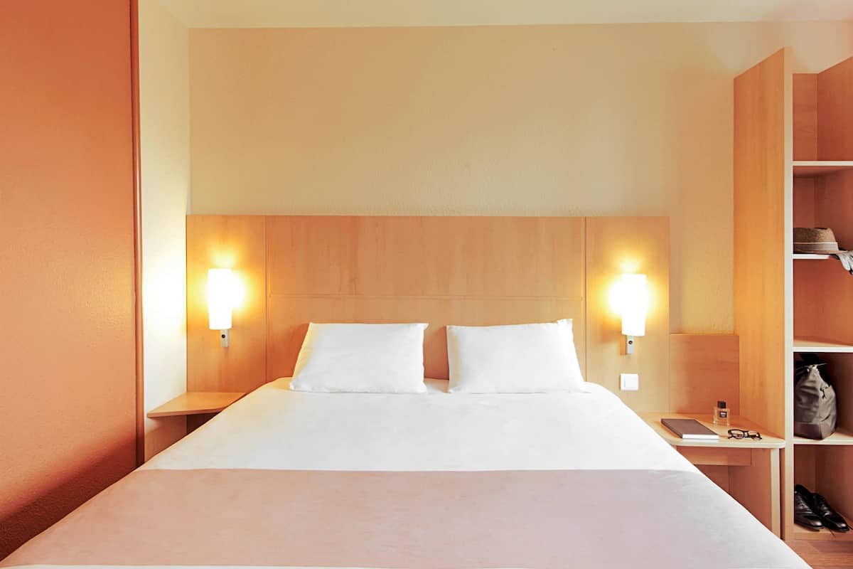 double room, 1 double bed | in-room safe, desk, blackout curtains, soundproofing