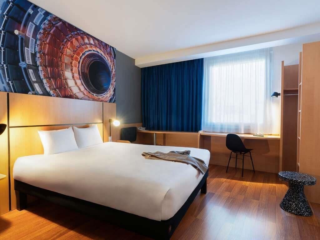 Tweepersoonskamer, 1 tweepersoonsbed | Een kluis op de kamer, een bureau, verduisterende gordijnen