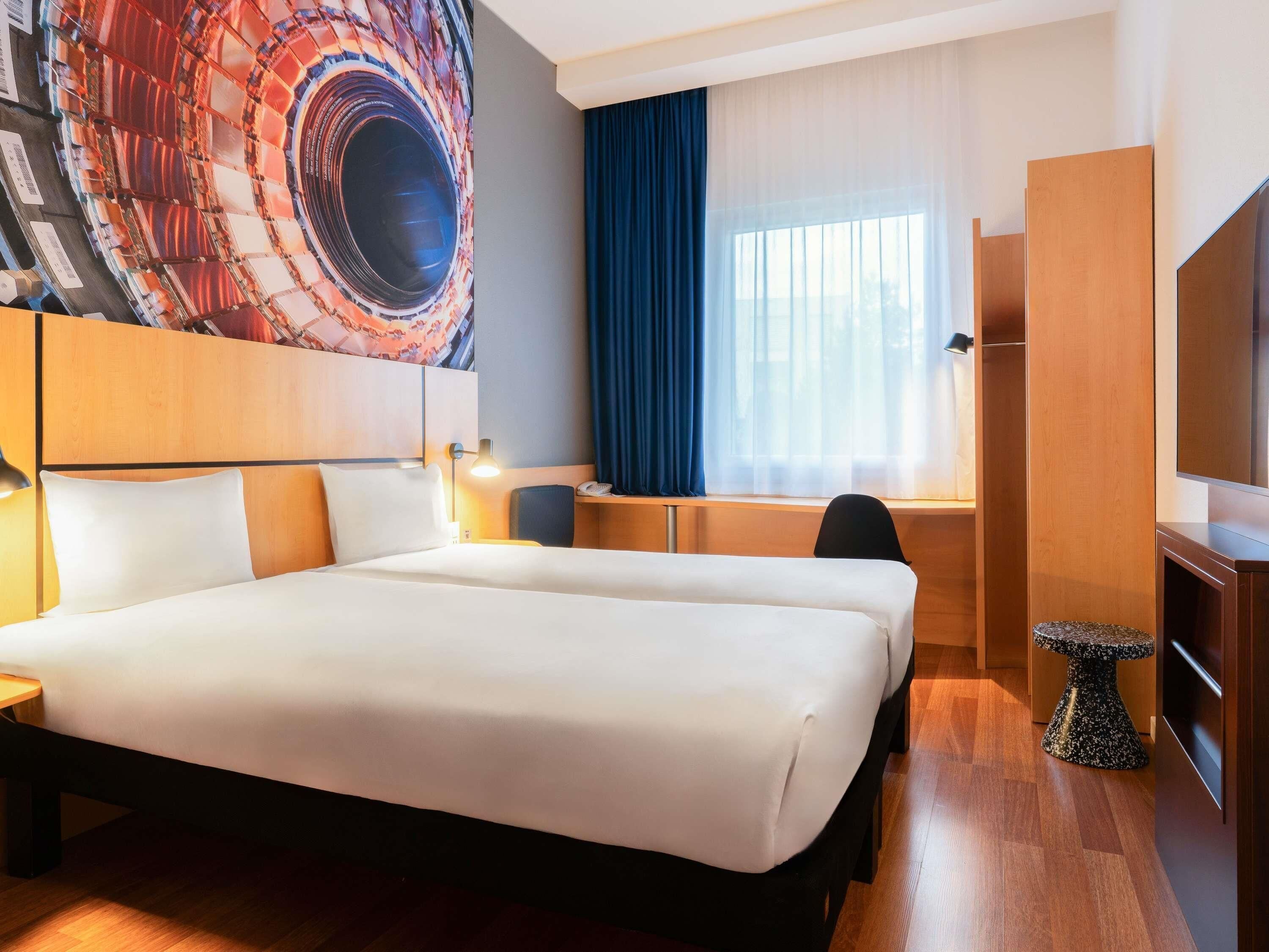 ห้องทวิน, เตียงเดี่ยว 2 เตียง | ตู้นิรภัยในห้องพัก, โต๊ะทำงาน, ผ้าม่านกันแสง, ห้องเก็บเสียง