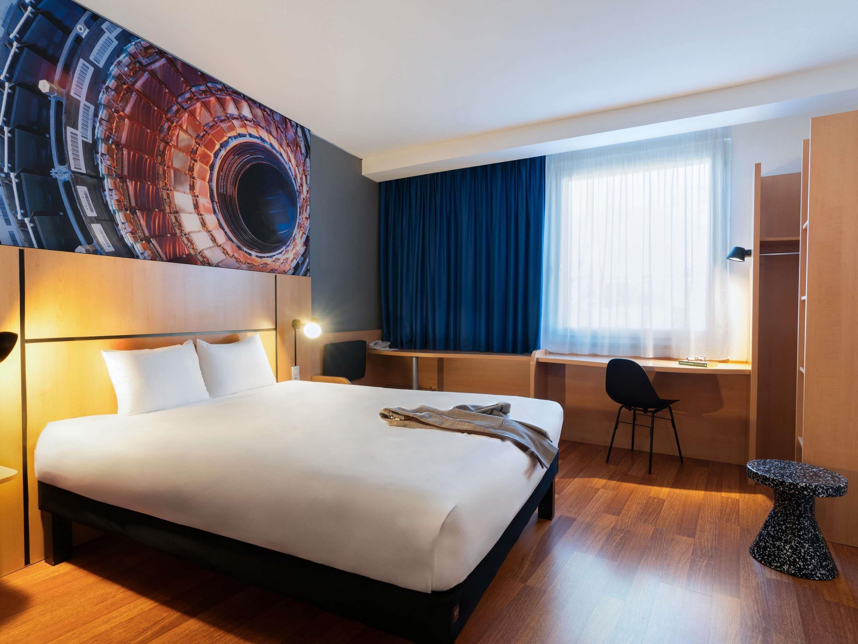 Double Room, 1 Double Bed | In-room safe, desk, blackout drapes, soundproofing