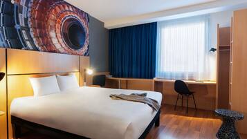 Caja de seguridad en la habitación, escritorio y cortinas blackout