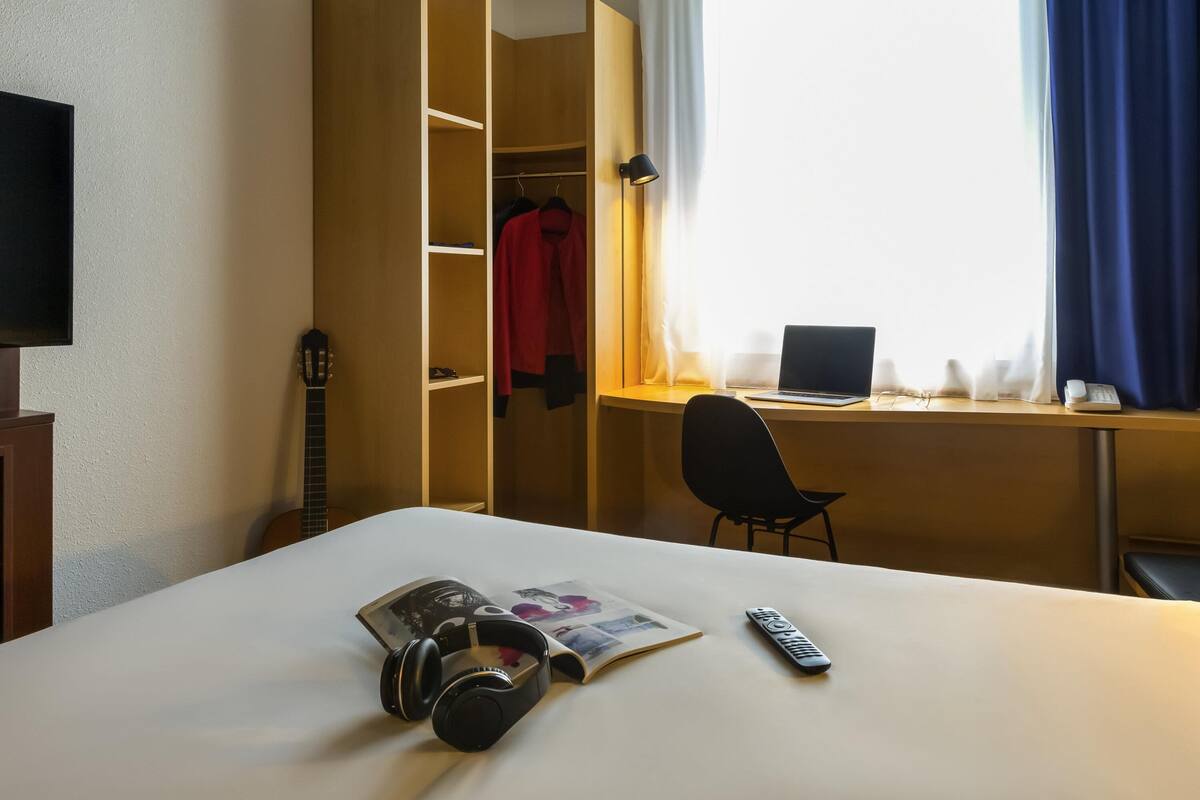 Pengeskab på værelset, skrivebord, mørklægningsgardiner, lydisolering