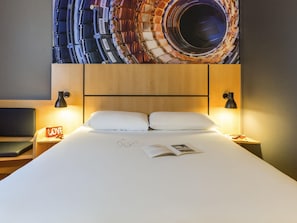 Quarto casal, 1 cama de casal | Cofres nos quartos, escrivaninha, cortinas blackout