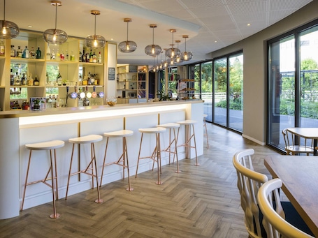 Bar (on property). ibis Geneve Petit Lancy