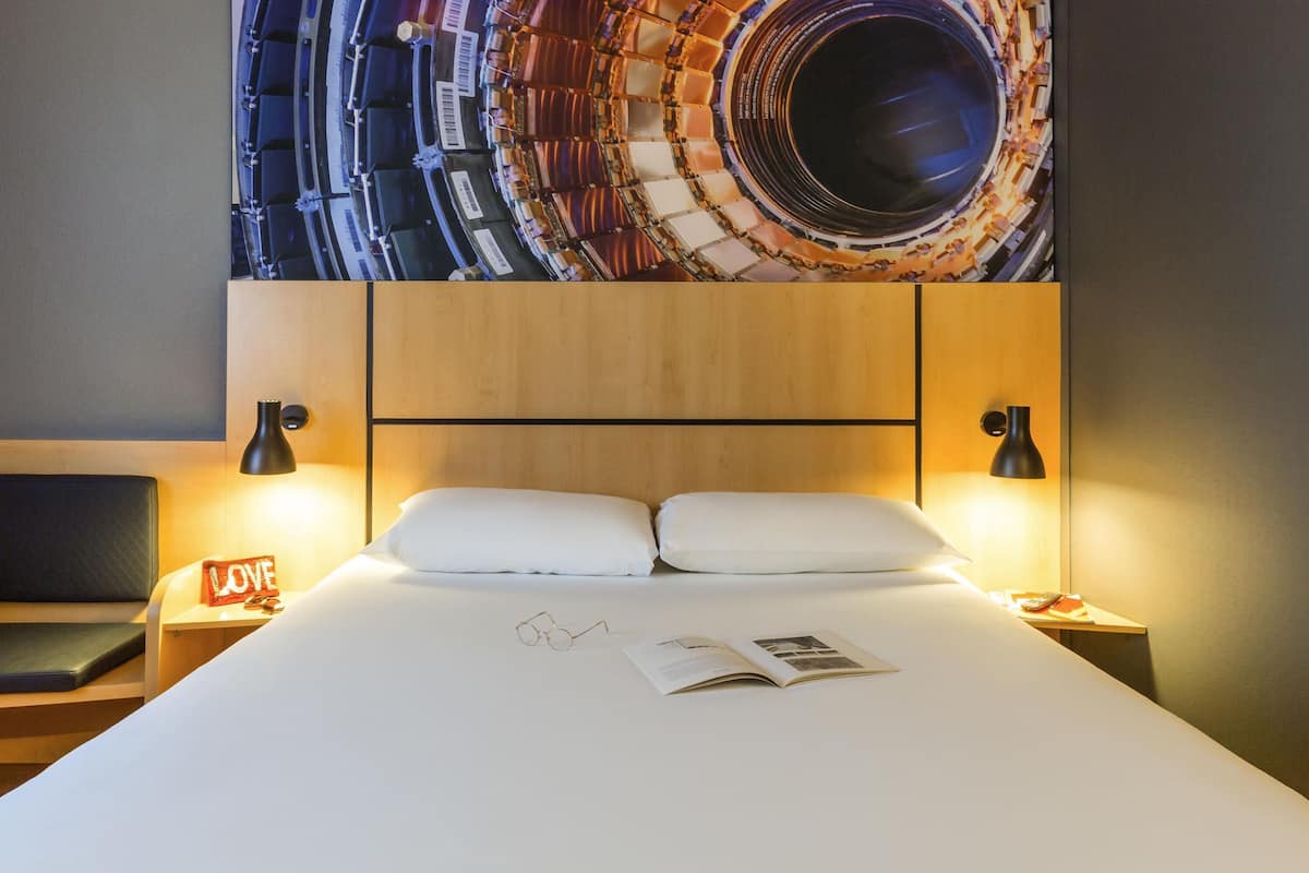 Double Room, 1 Double Bed | In-room safe, desk, blackout drapes, soundproofing