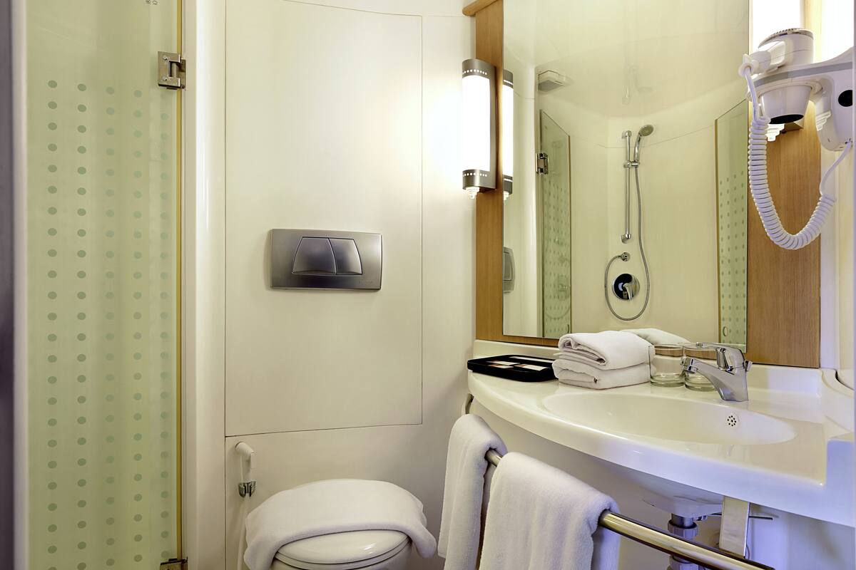 double room, 1 double bed | bathroom | shower, eco-friendly toiletries, hair dryer, towels