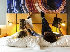 객실 내 금고, 책상, 암막 커튼, 방음 설비