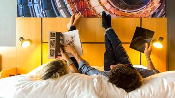 Caja de seguridad en la habitación, escritorio y cortinas blackout