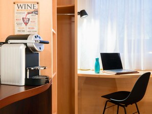 In-room safe, desk, blackout drapes, soundproofing - ibis Geneve Petit Lancy (Lancy)