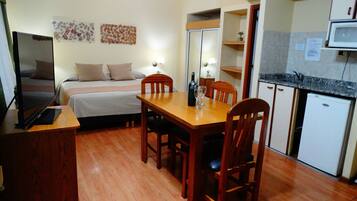 行政套房, 1 张双人床 | 高档床上用品、迷你吧、客房内保险箱、特色装修