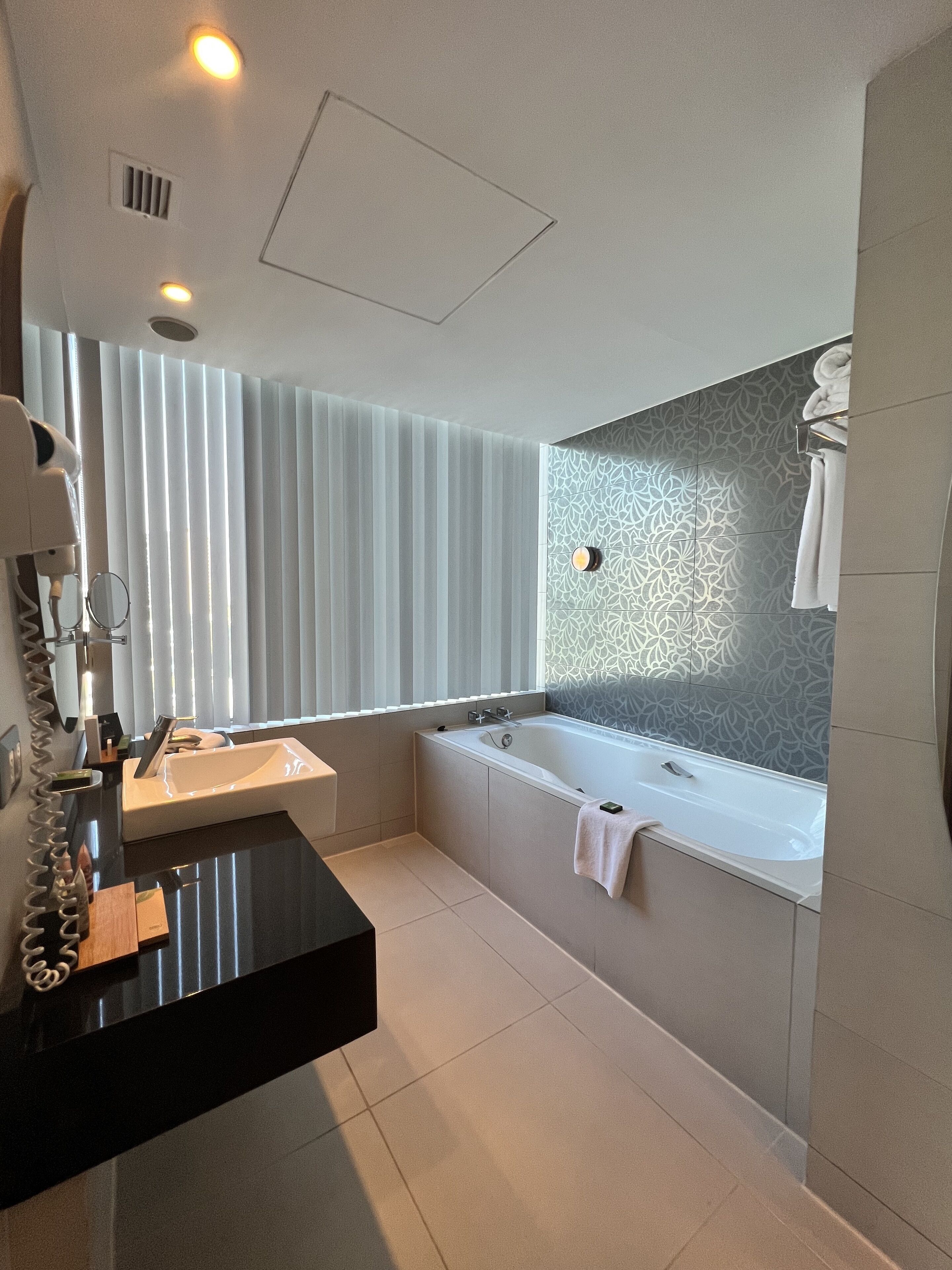suite, 1 king bed, non smoking (living room) | bathroom | combined shower/bathtub, free toiletries, hair dryer, towels
