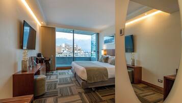 Chambre Standard, 1 trÚs grand lit, non-fumeurs, balcon | Minibar, bureau, rideaux occultants, chambres insonorisées