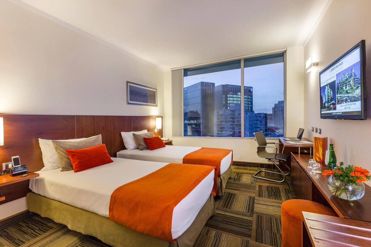 Minibar, escritorio, cortinas blackout y sistema de insonorización 