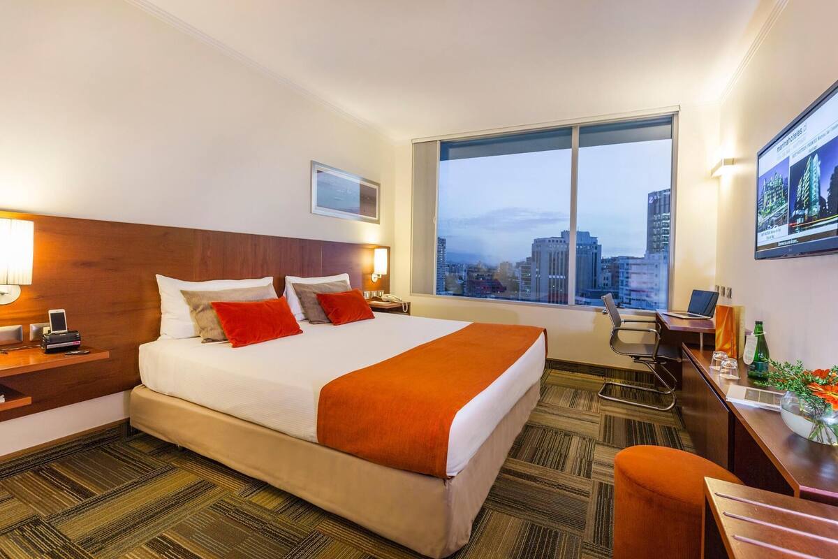 Minibar, escritorio, cortinas blackout y sistema de insonorización 