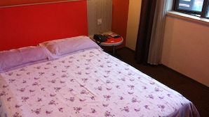 Standardzimmer, 1 Queen-Bett | Schreibtisch, Verdunkelungsvorhänge, Bügeleisen/Bügelbrett