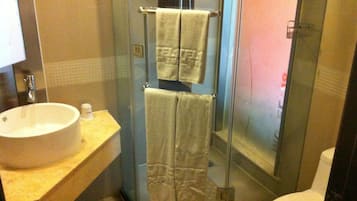 Een douche, gratis toiletartikelen, een haardroger, pantoffels