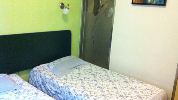 Standard Room, 2 Katil Bujang (Single) | Meja, langsir/tirai gelap terus, seterika/papan seterika 