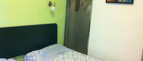 Chambre Standard, 2 lits une place | Bureau, rideaux occultants, fer et planche à repasser