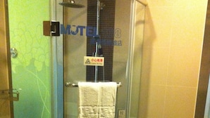 Pancuran mandi, kelengkapan dandanan diri percuma, pengering rambut 