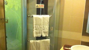 Een douche, gratis toiletartikelen, een haardroger, pantoffels