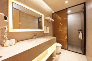 Cortinas blackout y tabla de planchar con plancha