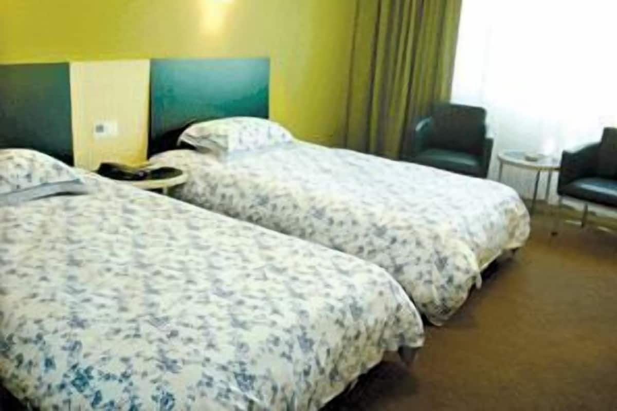 Deluxe Twin Room | Blackout drapes, iron/ironing board (on request)