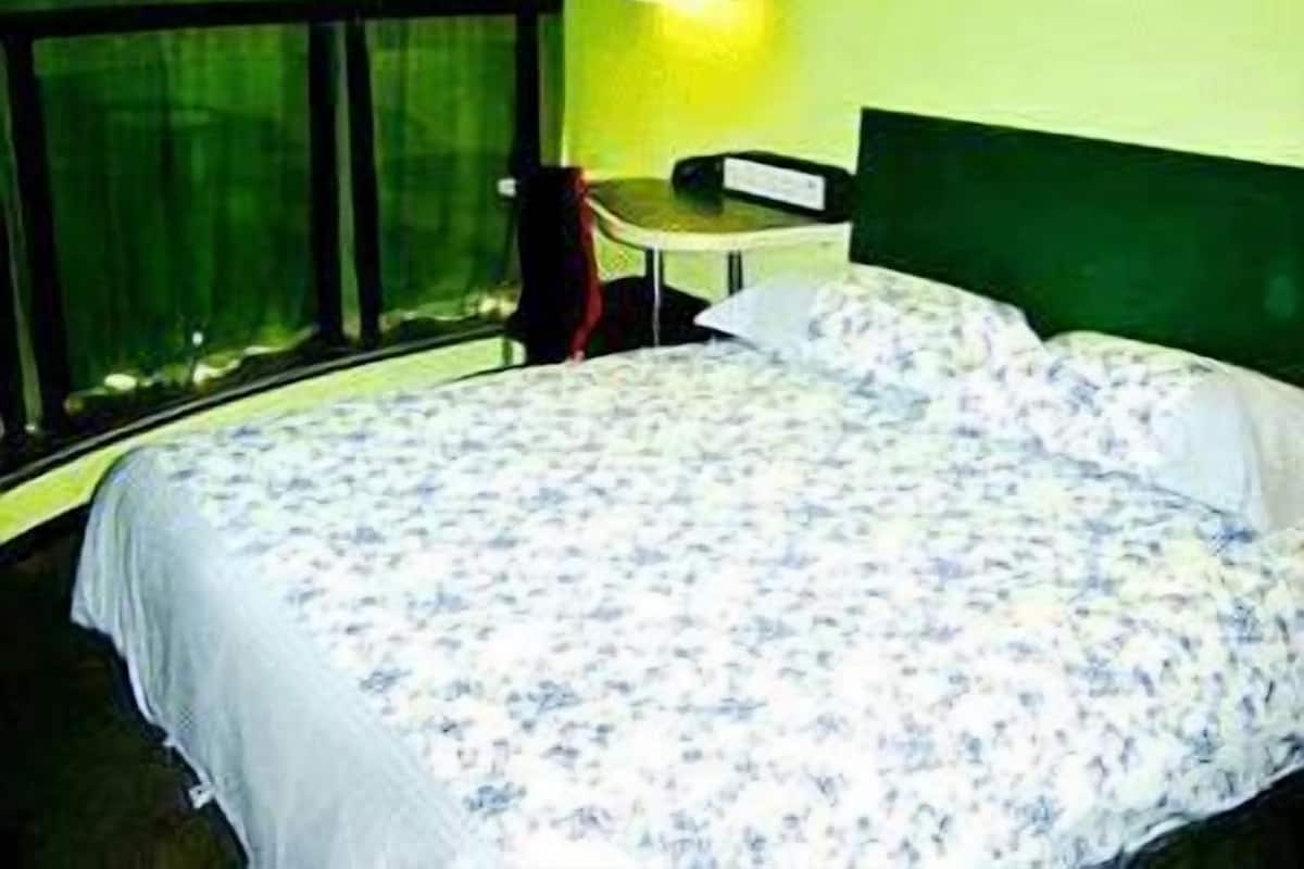 Deluxe Room | Blackout drapes, iron/ironing board (on request)