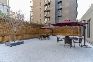 Cortinas blackout y tabla de planchar con plancha