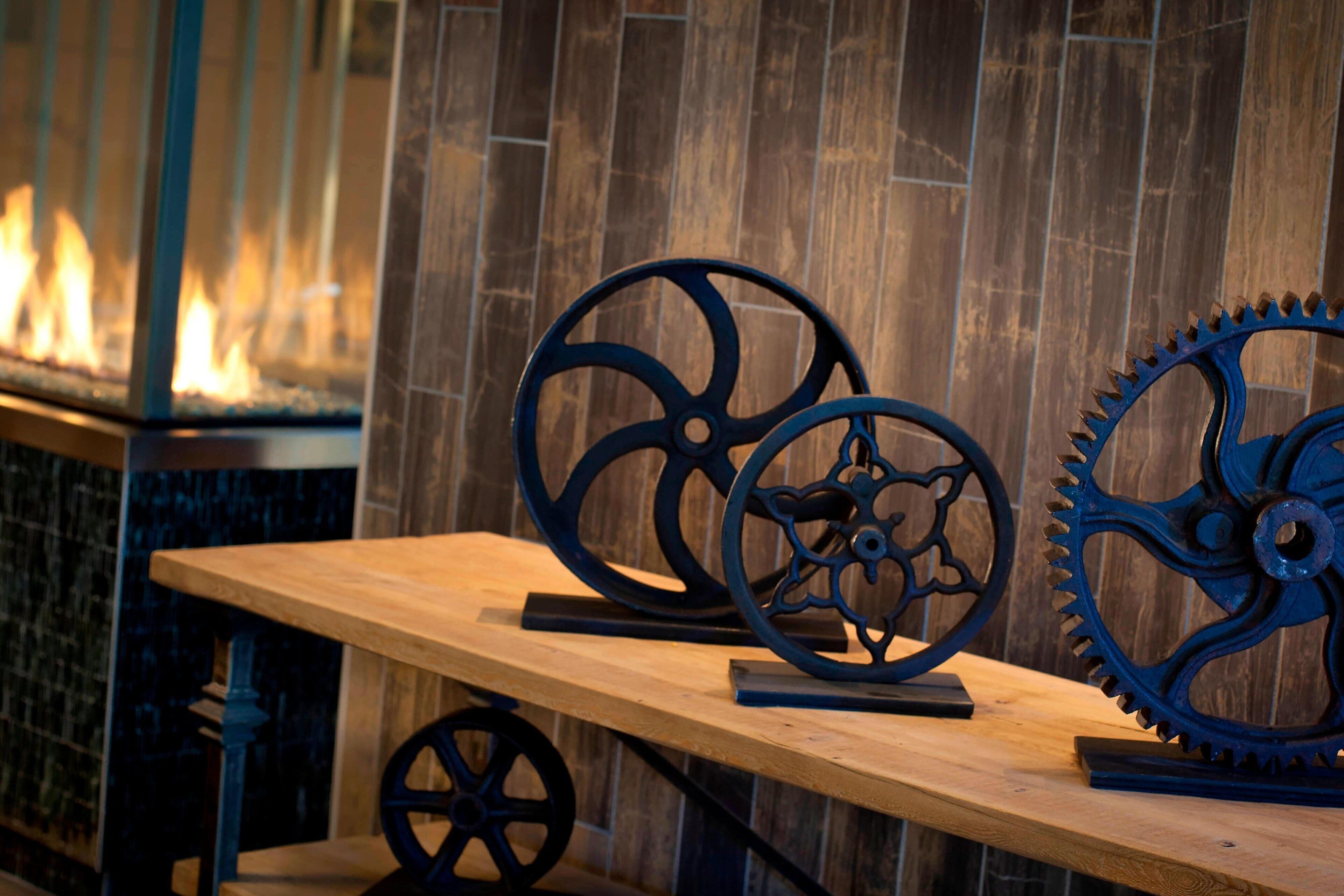 serves lunch, dinner and happy hour