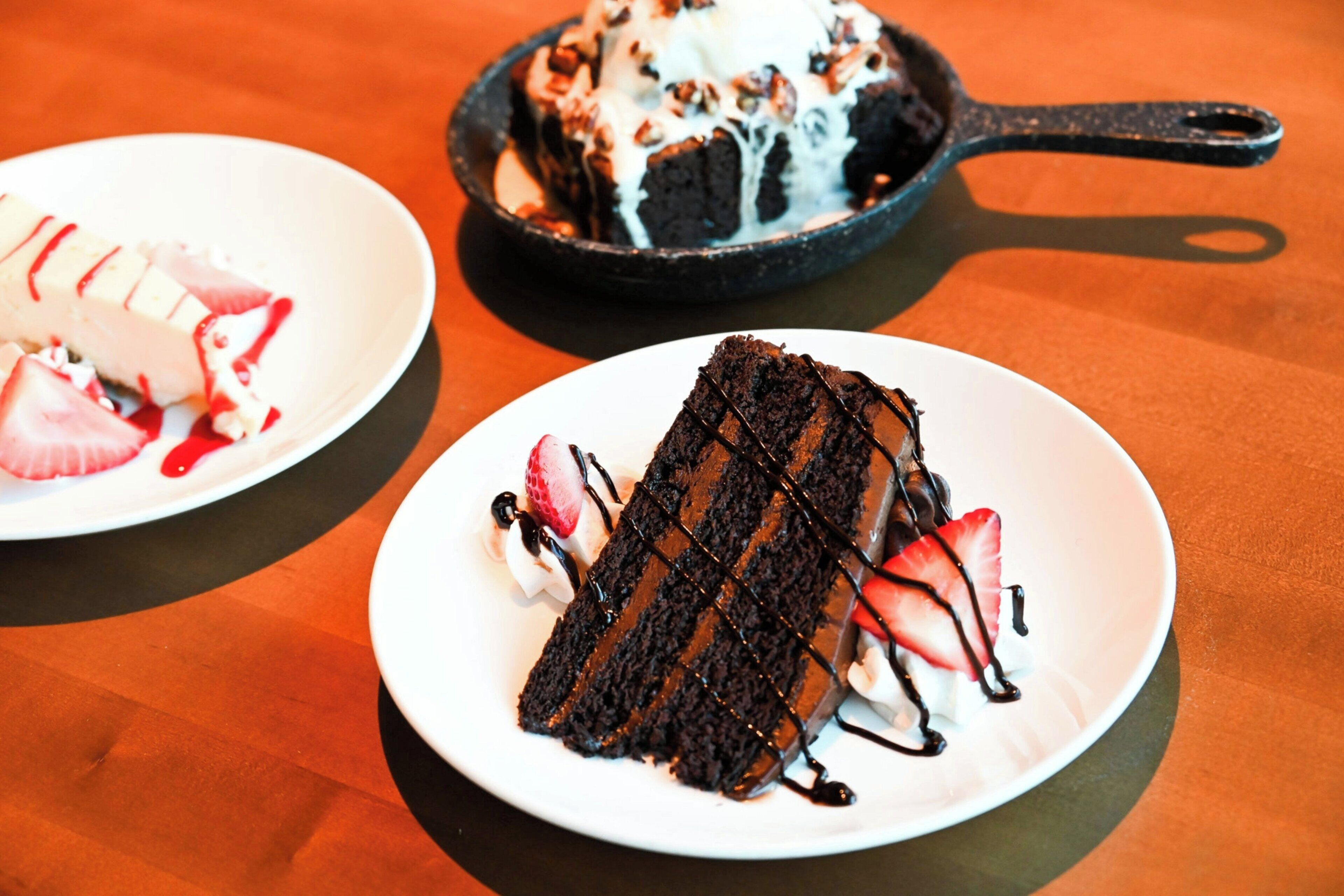 Une assiette de dessert avec un gâteau au chocolat et des fraises.