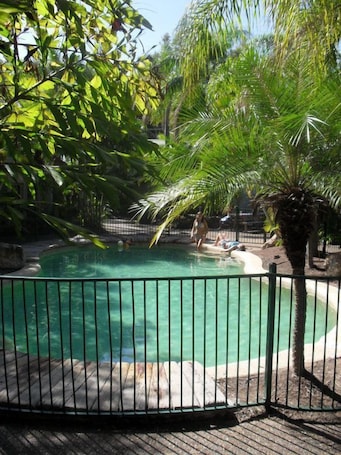 Una piscina al aire libre