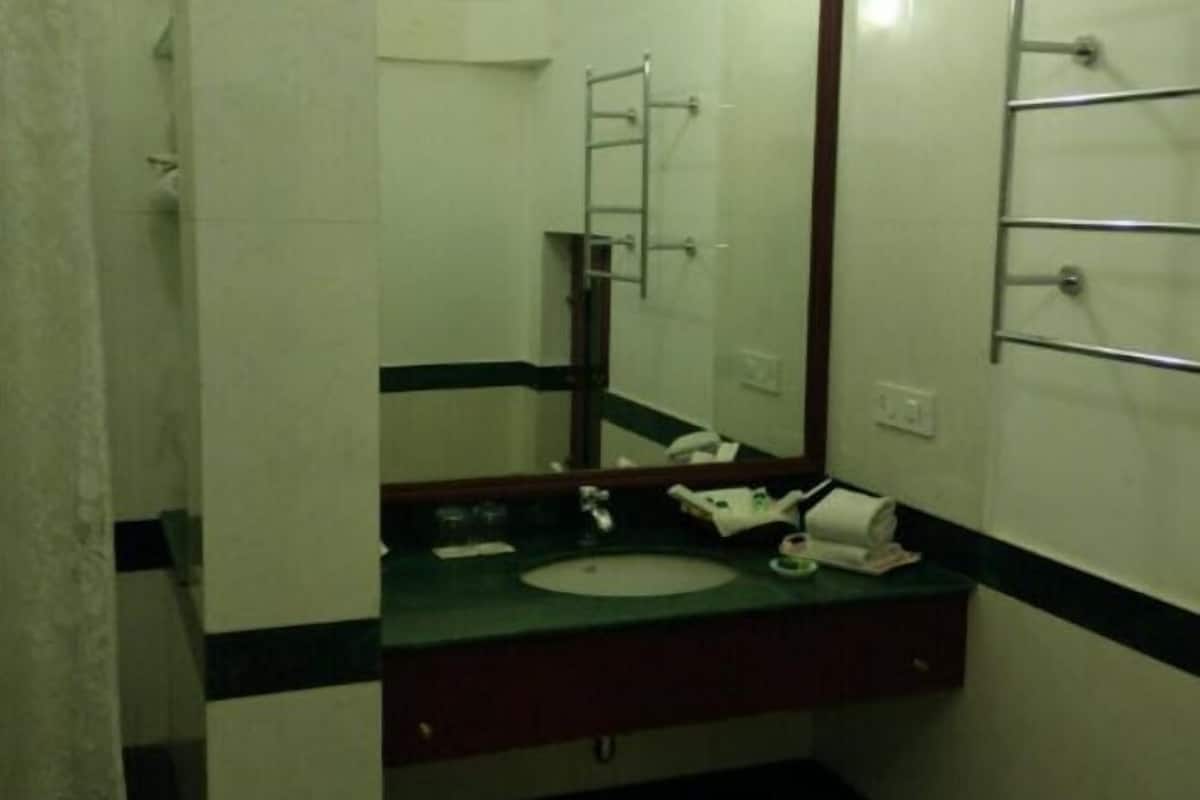 combined shower/bathtub, designer toiletries, hair dryer, slippers