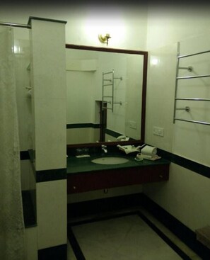 Combined shower/bathtub, designer toiletries, hair dryer, slippers