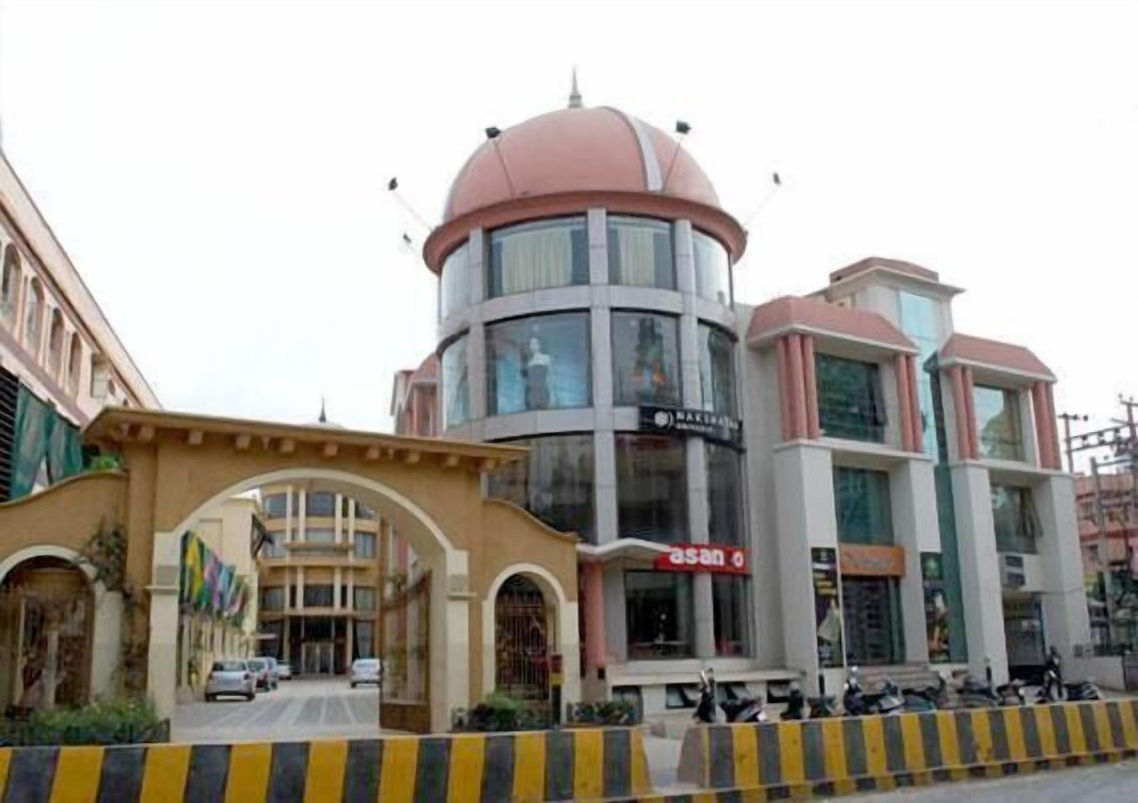 A multi-story hotel with a prominent dome and a central atrium.