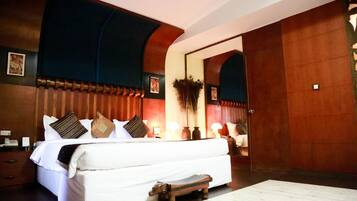 Sengetøy av topp kvalitet, skrivebord og ekstrasenger (mot et tillegg)