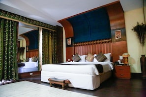 1 bedroom, premium bedding, desk, rollaway beds