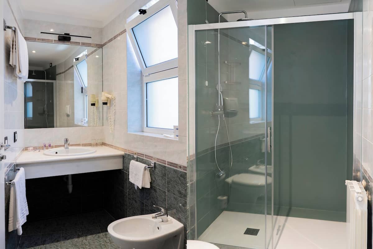 deluxe double or twin room, balcony | bathroom | combined shower/bathtub, free toiletries, hair dryer, bidet