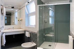 Habitación Deluxe con 1 cama matrimonial o 2 individuales, balcón | Baño | Tina con regadera, amenidades de baño gratuitas, secadora de cabello